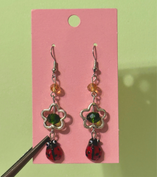The ladybug‘s flower earrings