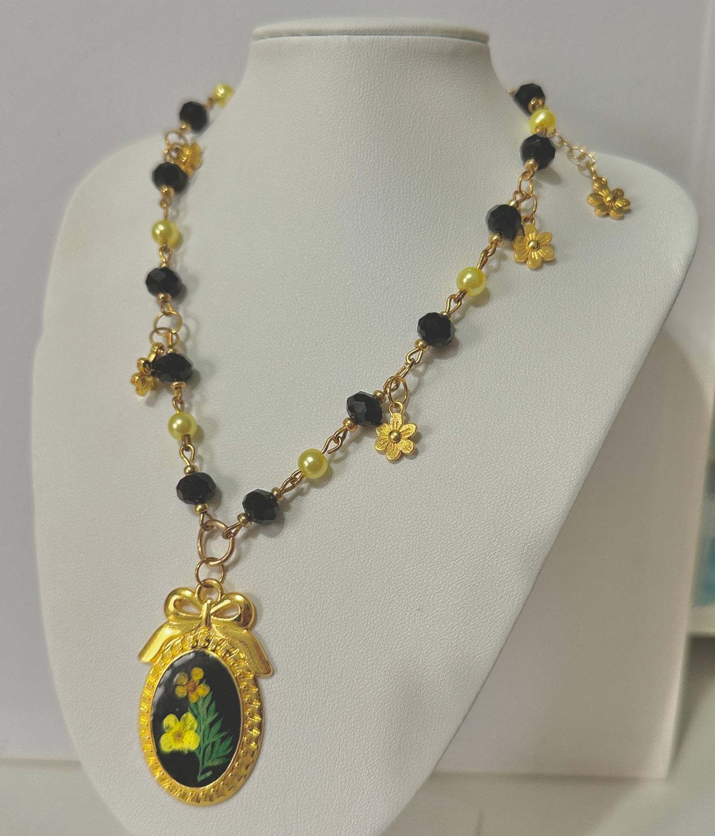 The sunflower noir necklace